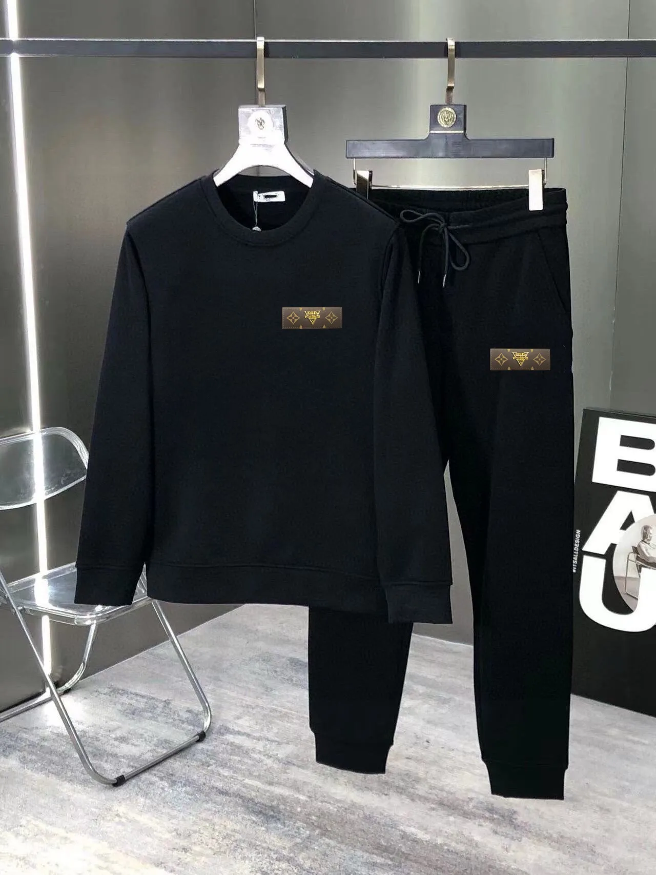 🅿️380 [LV Louis Vuitton] (Fat Man Gospel) hot-selling suit is coming. Focus on the original version of the official website. 2025 new hot-selling sweatshirt suit. The original order is hard to buy🇭🇰. It is the meticulous work of top designers for a fitting and perfect upper body effect. All-natural high-quality Roman cotton 100%, close-fitting comfort, noble and elegant! Original hardware embodies elegance and nobility! Counter size: M-5XL (maximum wear up to 220 pounds)